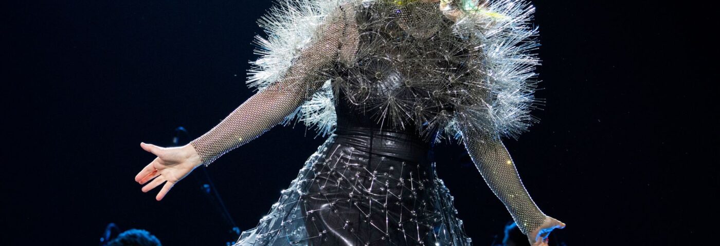 Björk plein d'espoir pour l'avenir de la planète, affirmant que « il y a toujours eu des apocalypses » et que « la biologie gagne toujours » Björk plein d'espoir pour l'avenir de la planète, affirmant que « il y a toujours eu des apocalypses » et que « la biologie gagne toujours »