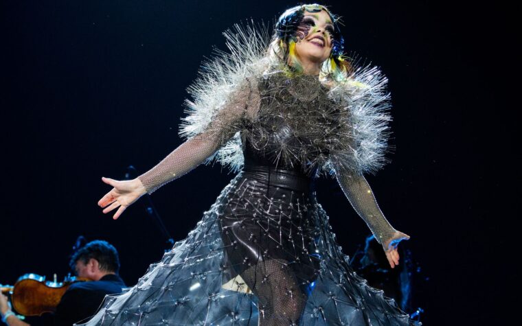 Björk plein d'espoir pour l'avenir de la planète, affirmant que "il y a toujours eu des apocalypses" et que "la biologie gagne toujours"