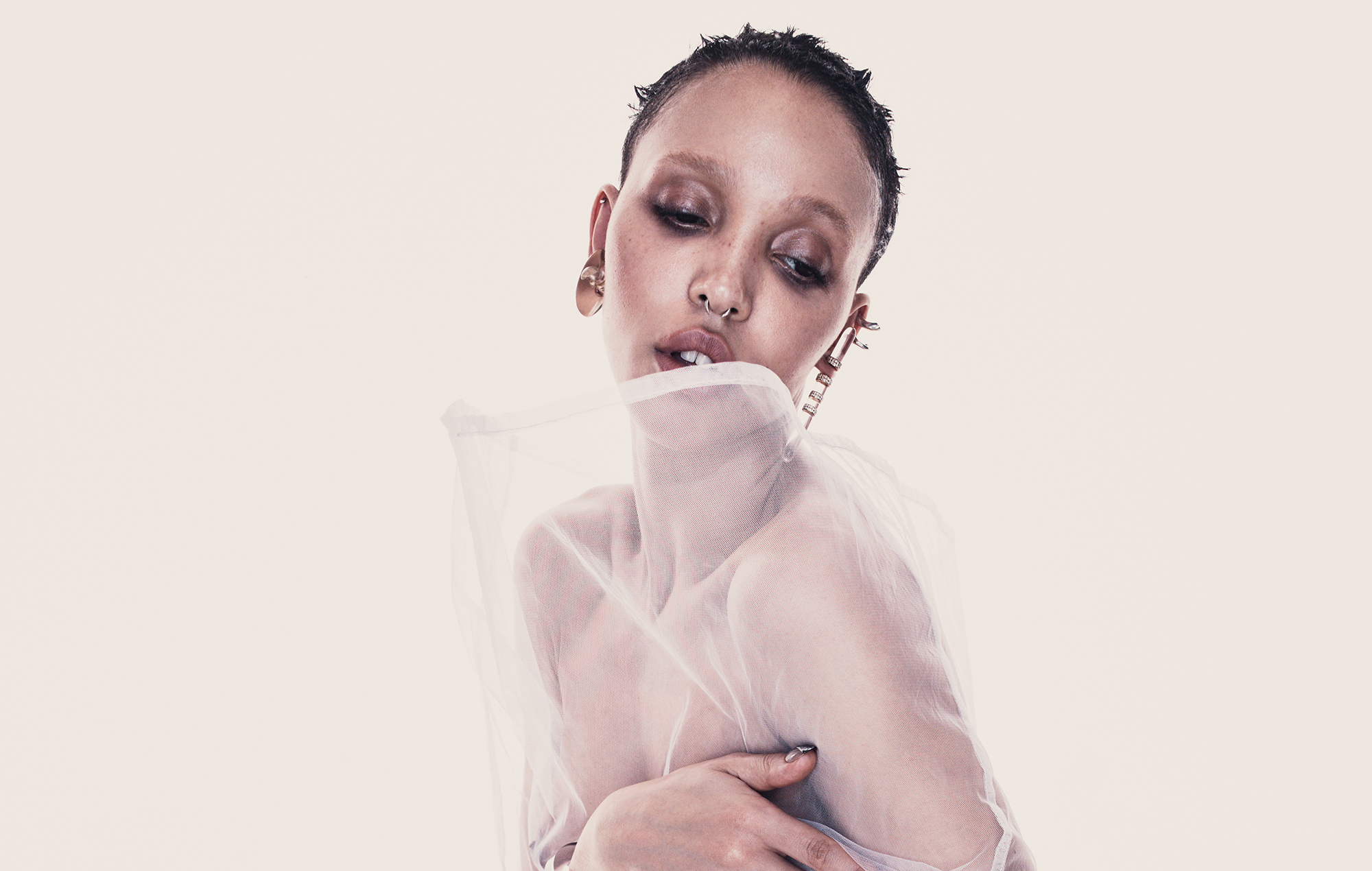 FKA Twigs photographiés en vêtements translucides, photo de Jordan Hemingway