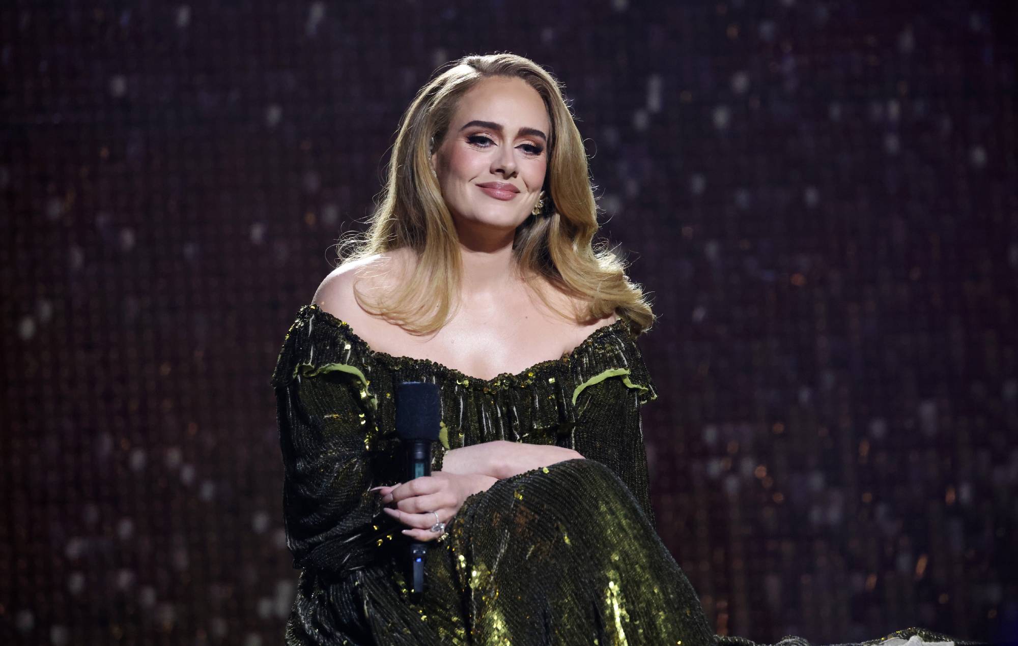 Adele se produit lors des BRIT Awards 2022 à l'O2 Arena le 8 février 2022 à Londres, en Angleterre. (Photo de JMEnternational/Getty Images)