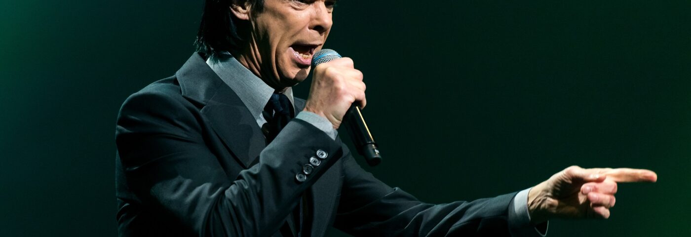 Nick Cave dit avoir été « repoussé » par le travail après la mort de ses deux fils