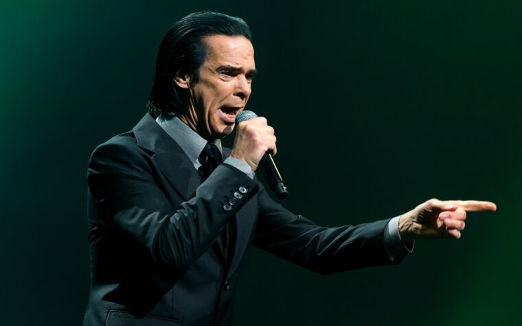 Nick Cave dit avoir été "repoussé" par le travail après la mort de ses deux fils