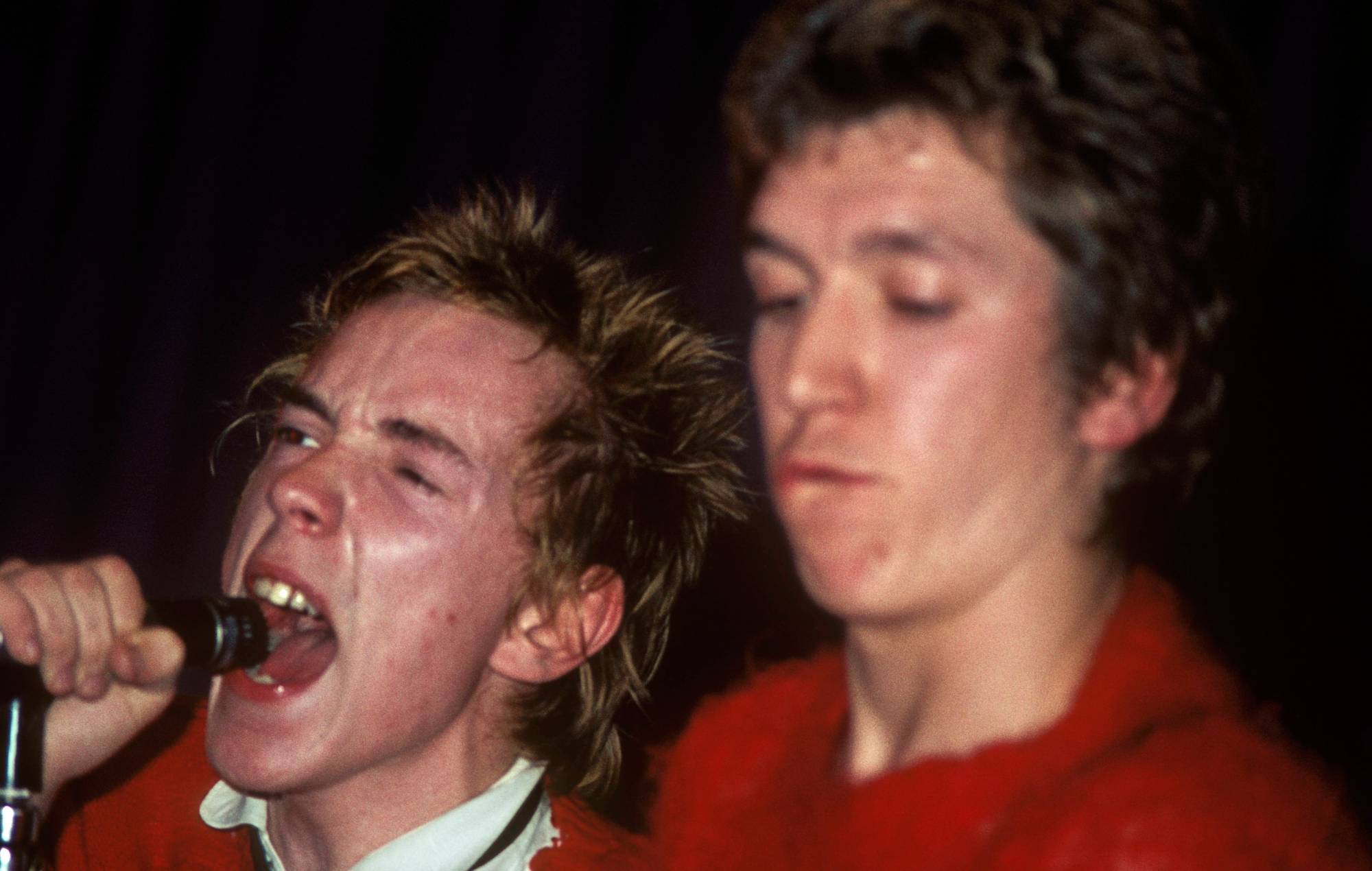 Johnny Rotten (John Lydon), Steve Jones jouant en direct sur scène au Queensway Hall de Dunstable (photo de Chris Morphet / Redferns)