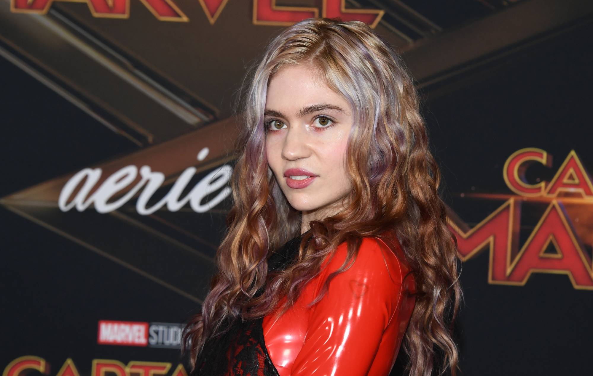Grimes (Claire Elise Boucher) assiste à la première mondiale de "Captain Marvel" à Hollywood, en Californie, le 4 mars 2019. (Photo de Robyn Beck / AFP) (Crédit photo devrait lire Robyn Beck / AFP via Getty Images)