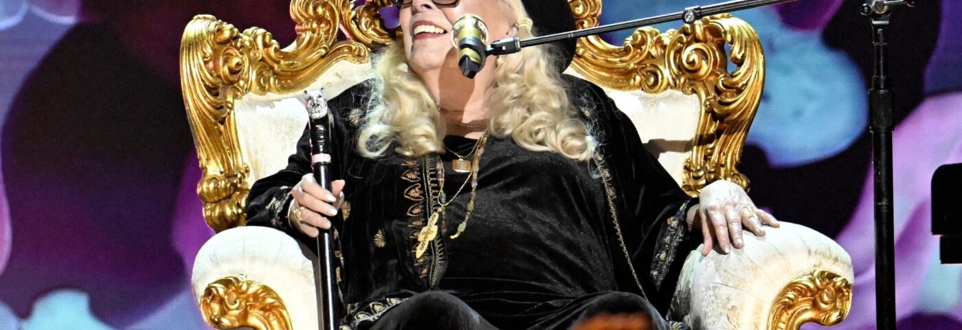Regardez Joni Mitchell interpréter «  les deux côtés maintenant '' lors du concert de prestations de La Fireaid