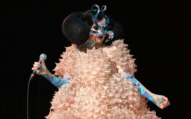 Björk annonce la diffusion en direct du film du concert "Cornucopia" cette semaine