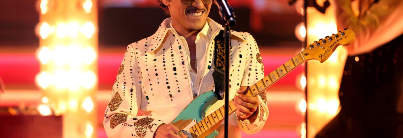 Bruno Mars plaisante sur la rumeur de la dette de 50 millions de dollars alors que la collaboration rouge sexy monte
