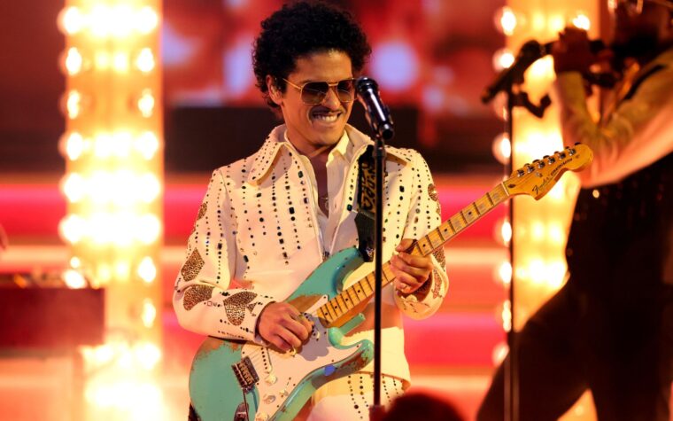 Bruno Mars plaisante sur la rumeur de la dette de 50 millions de dollars alors que la collaboration rouge sexy monte