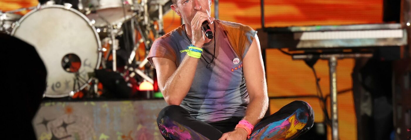 Chris Martin remercie les fans de Coldplay à Mumbai pour avoir « pardonné » le colonialisme britannique