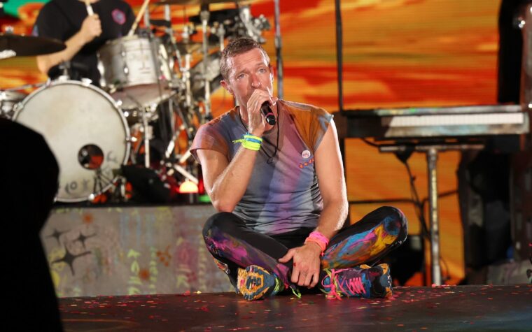 Chris Martin remercie les fans de Coldplay à Mumbai pour avoir « pardonné » le colonialisme britannique