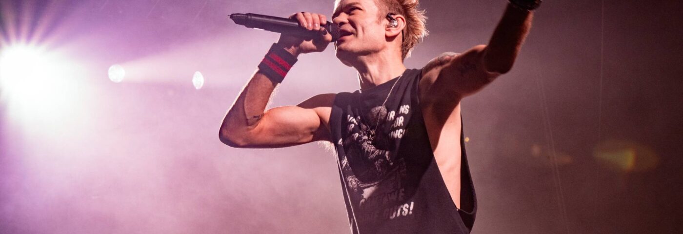 Deryck Whibley de Sum 41 et son ancien manager se poursuivent pour abus sexuels