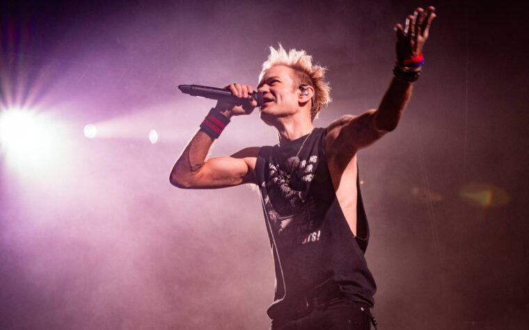 Deryck Whibley de Sum 41 et son ancien manager se poursuivent pour abus sexuels