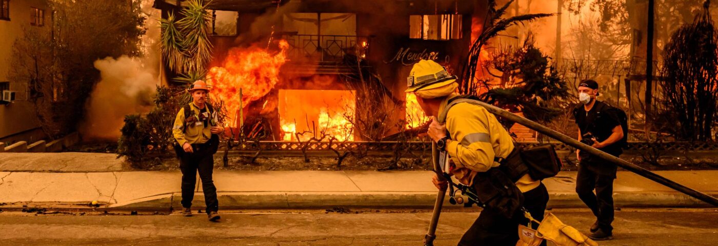 Discogs fera don des revenus de ses ventes aux personnes touchées par les incendies de forêt à Los Angeles, tandis que Fender s'engage à verser 100 000 $ pour remplacer les instruments.