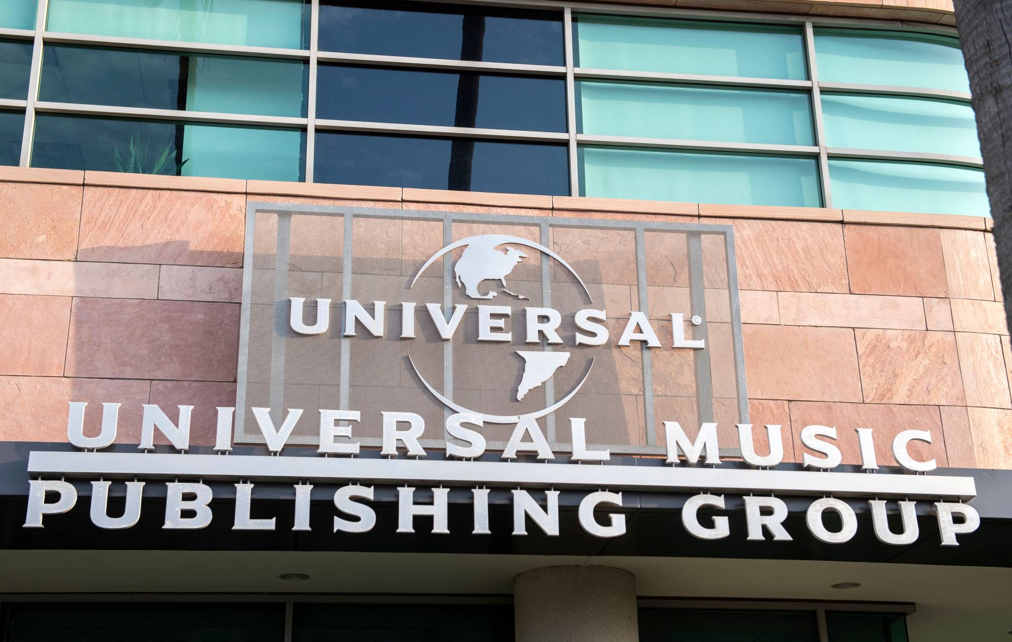 Une vue du siège du Universal Music Group (UMG) est vue le 9 février 2021 à Santa Monica, en Californie. (Photo de Valerie Macon / AFP) (Photo de Valerie Macon / AFP via Getty Images)