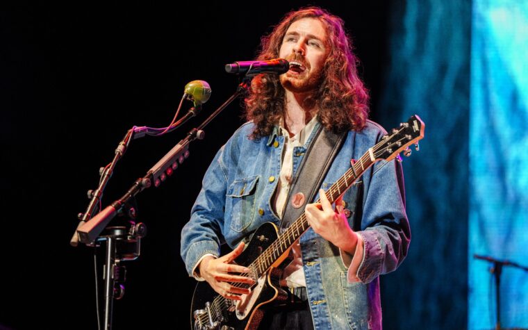 Hozier ajoute de nouvelles dates d'été américaines à la tournée «Unreal Unreal Unarth»