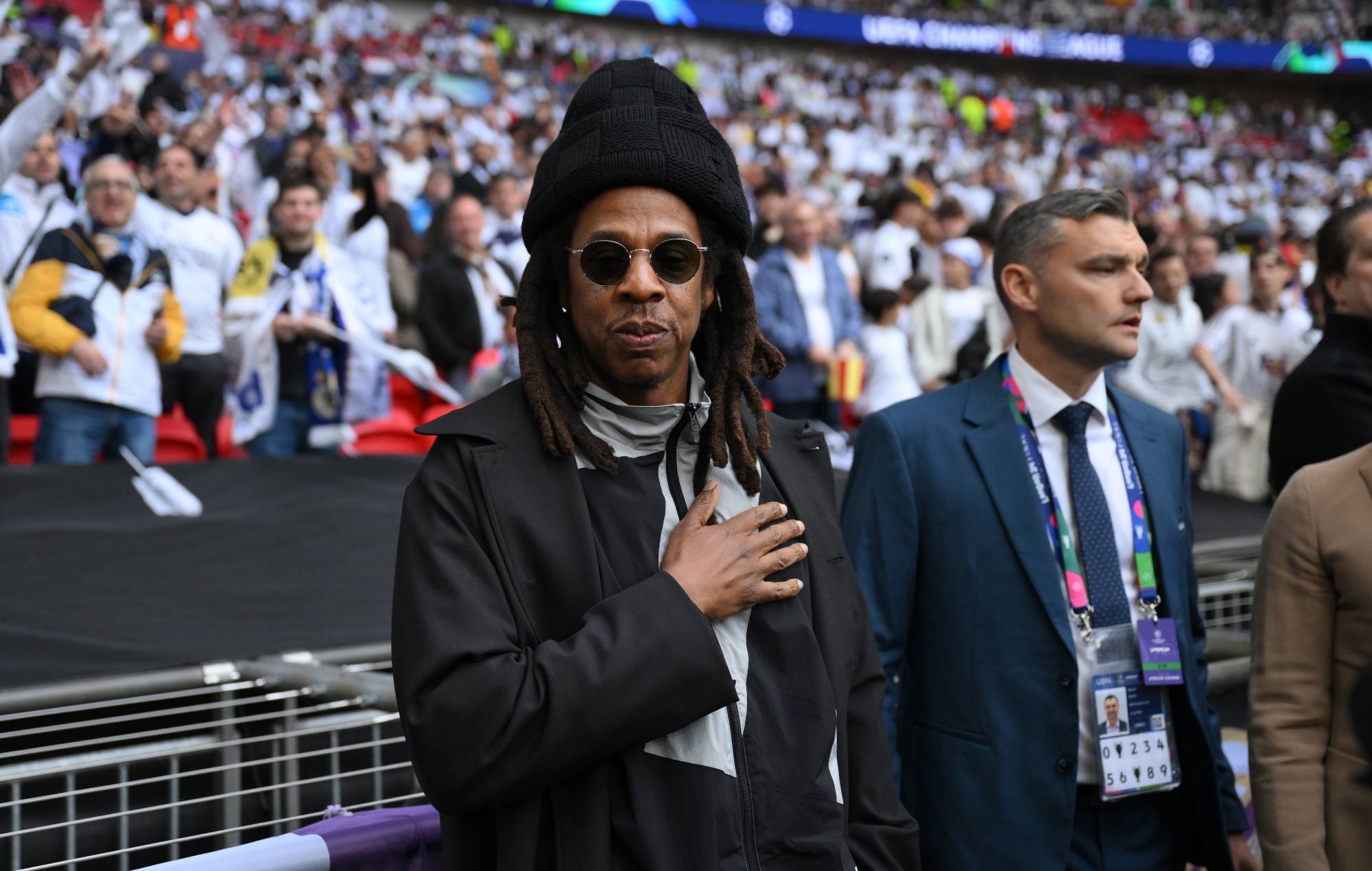 Jay-Z interagit avec les associés avant la Ligue des champions de l'UEFA 2023/24. (Photo de David Ramos / Getty Images)