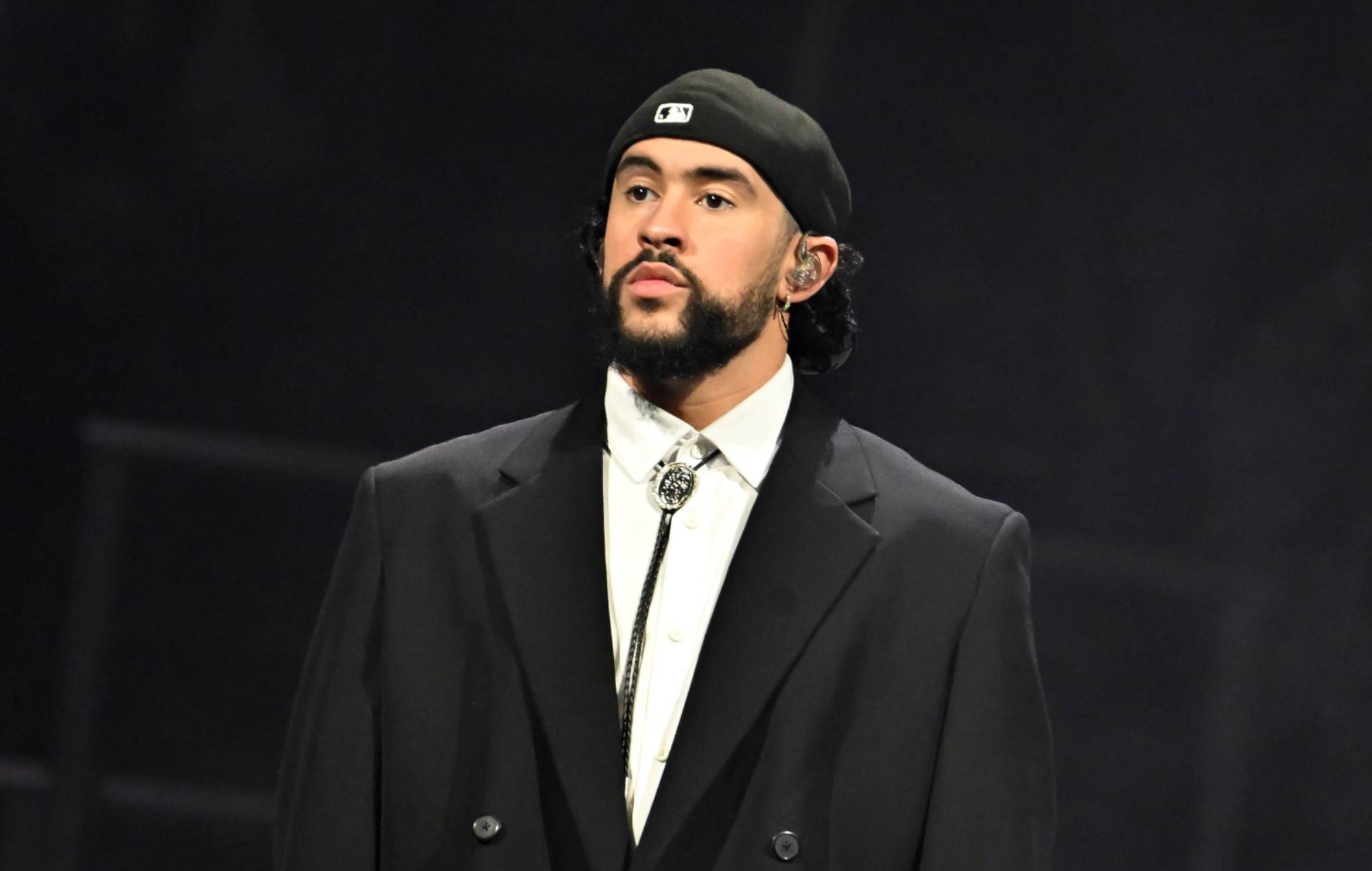 Bad Bunny se produit sur scène pendant la nuit deux lors de sa tournée "Most Wanted" à State Farm Arena le 15 mai 2024 à Atlanta, en Géorgie. (Photo de Paras Griffin / Getty Images)