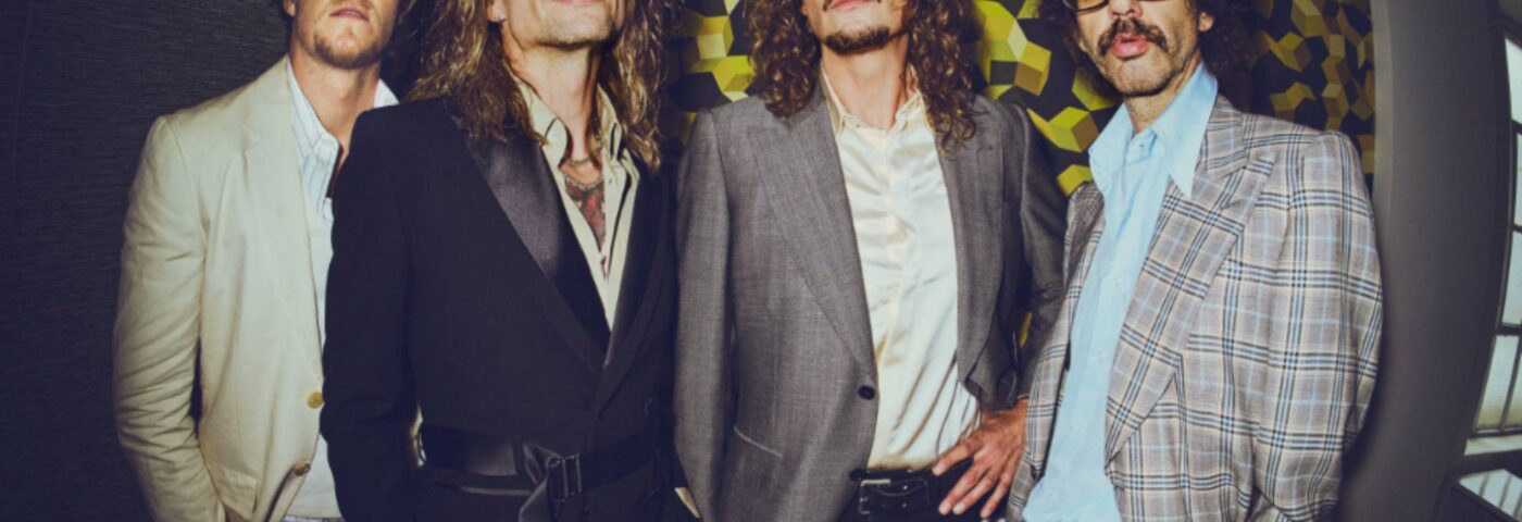 Justin Hawkins montre son véritable moi sur le nouveau single de l'obscurité «  Rock and Roll Party Cowboy ''