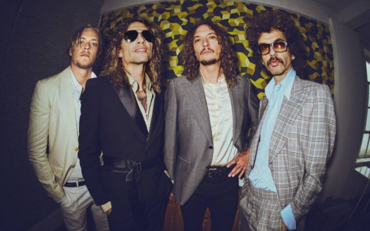 Justin Hawkins montre son véritable moi sur le nouveau single de l'obscurité `` Rock and Roll Party Cowboy ''