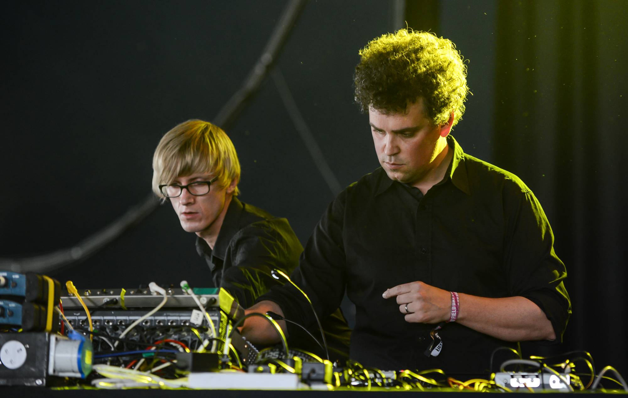   Jas Shaw et James Ford du duo DJ/producteur Simian Mobile Disco se produisent sur scène au Field Day Festival 2014. (Photo d'Andy Sheppard/Redferns via Getty Images)