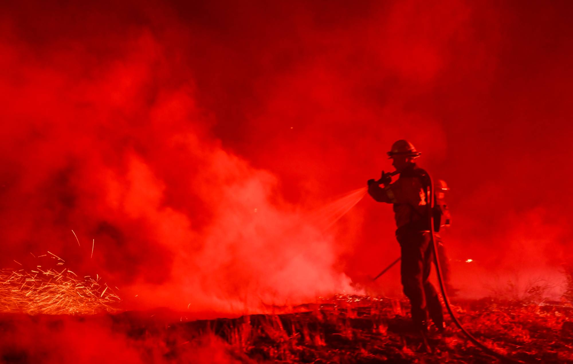 Les pompiers se battent contre les flammes lors des incendies de forêt, comme appelé «Hughes Fire» à Castaic du comté de Los Angeles, en Californie, États-Unis le 22 janvier 2025. (Photo de Tayfun Coskun / Anadolu via Getty Images)
