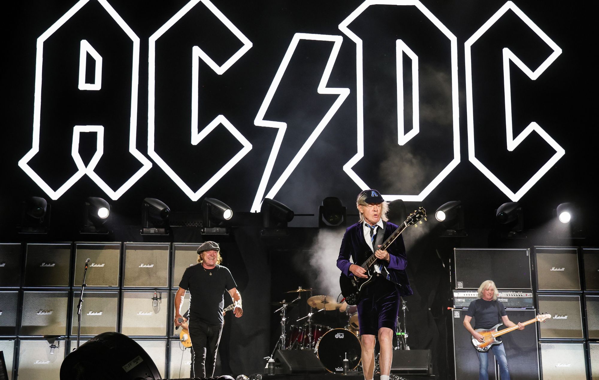 Brian Johnson, Angus Young et Cliff Williams d'AC/DC se produisent sur scène lors du festival de musique Power Trip à l'Empire Polo Club le 7 octobre 2023 à Indio, en Californie.