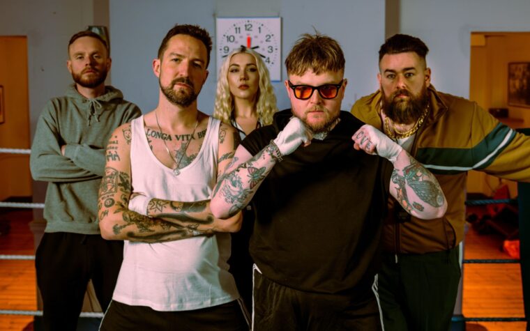 Les gagnants de la loterie font à nouveau équipe avec Frank Turner pour le single "Dirt & Gold", "sincère et anthémique".