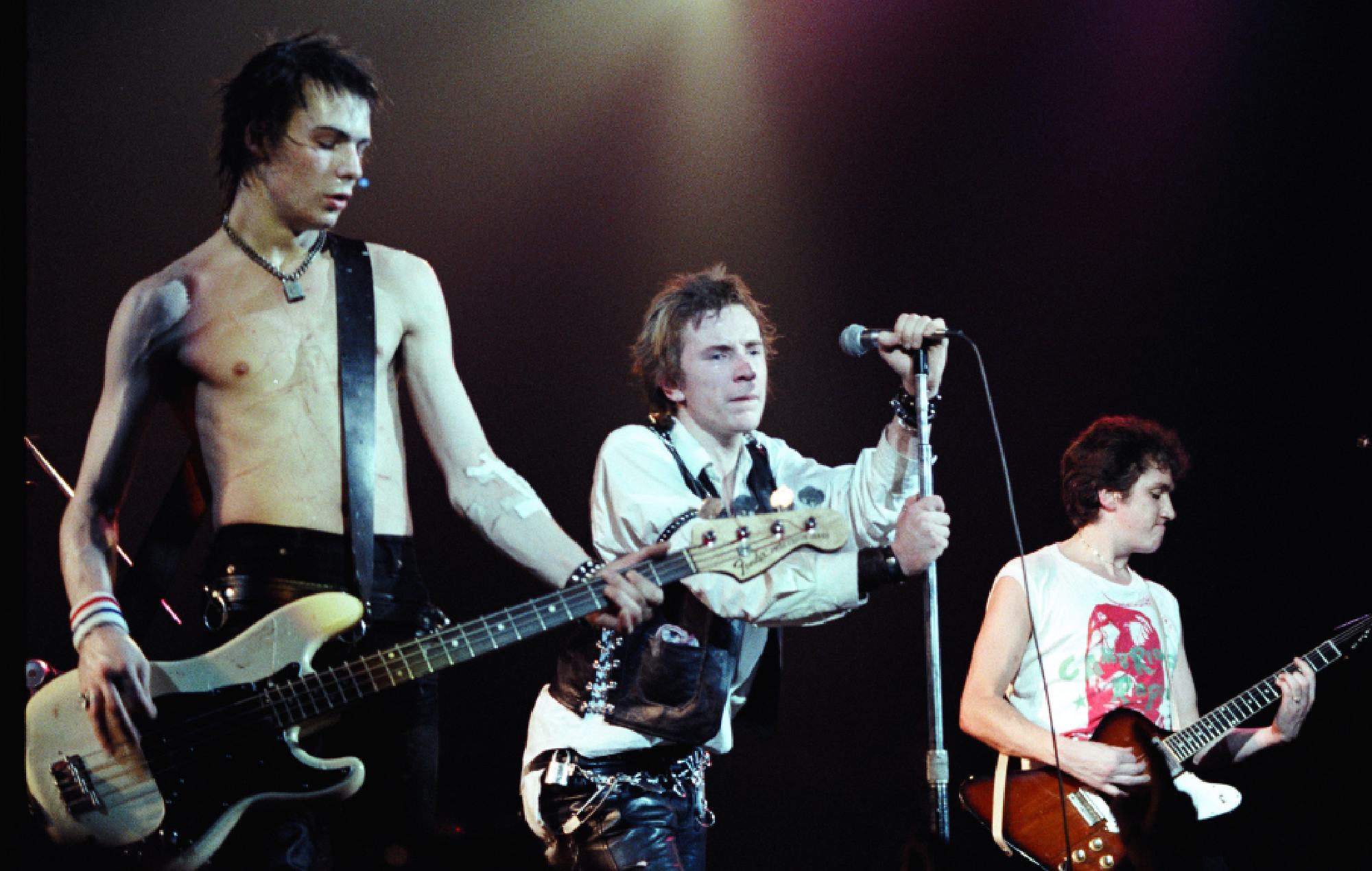 Sid Vicious, Johnny Rotten et Steve Jones des Sex Pistols se produisent en direct à la salle de bal Winterland en 1978 à San Francisco, en Californie,
