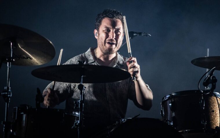Matt Helders d'Arctic Monkeys rejoint Cameo pour aider les personnes touchées par les incendies de forêt à Los Angeles