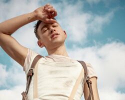 Olly Alexander partage sa "chanson d'amour épique" "When We Kiss"