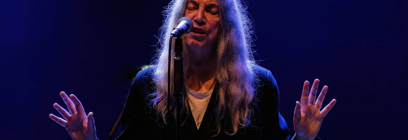 Patti Smith s'exprime après des rumeurs en ligne de maladie et de blessures au concert