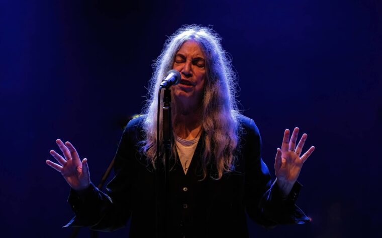 Patti Smith s'exprime après des rumeurs en ligne de maladie et de blessures au concert