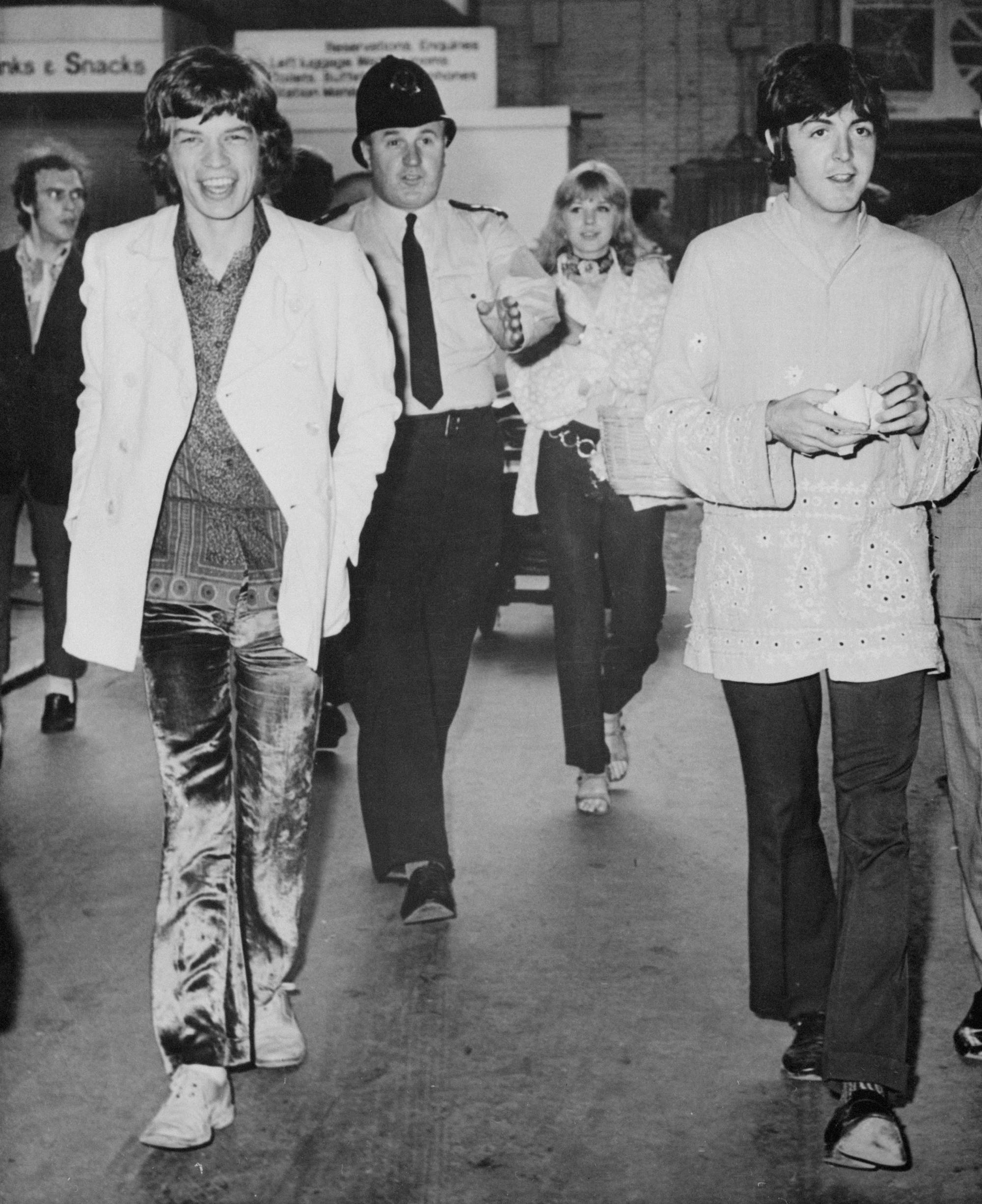 Paul McCartney et Mick Jagger se dirigent vers le train en route vers un pèlerinage d'amour à Bangor. Crédit: Bettmann via Getty
