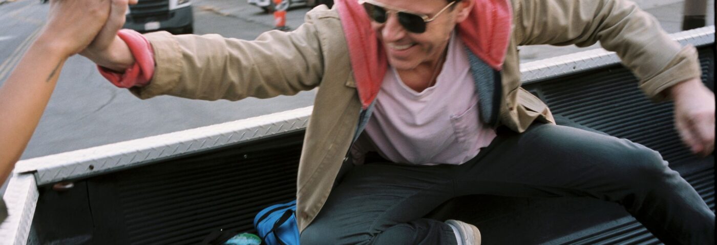 Regardez Andrew Scott jouer dans une vidéo dramatique pour le « Masterpiece of a Song » de Sam Fender « qui regarde »