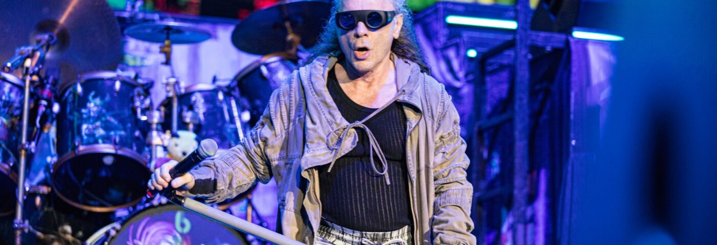 Regardez Bruce Dickinson d'Iron Maiden participer au tournoi d'escrime « Circuit Européen Vétérans » 2025