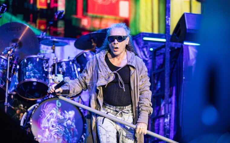 Regardez Bruce Dickinson d'Iron Maiden participer au tournoi d'escrime « Circuit Européen Vétérans » 2025