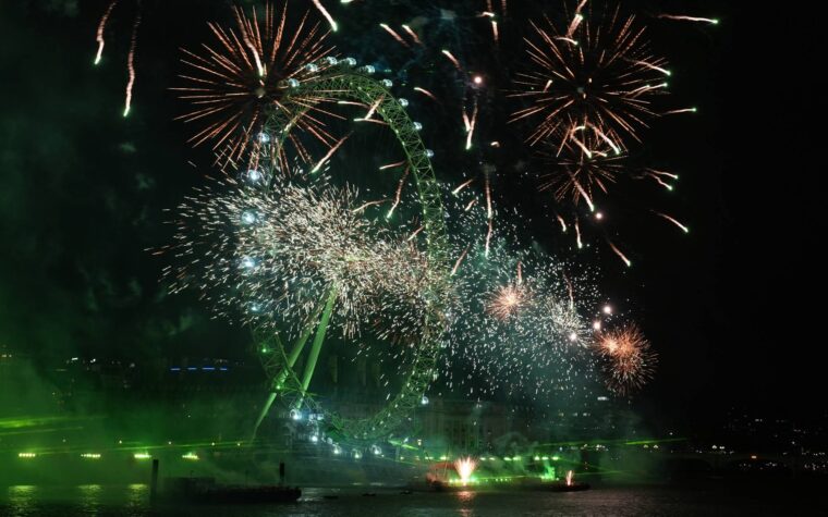 Regardez le London Eye illuminé dans le feu d'artifice Brat Green de Charli XCX pour le réveillon du Nouvel An