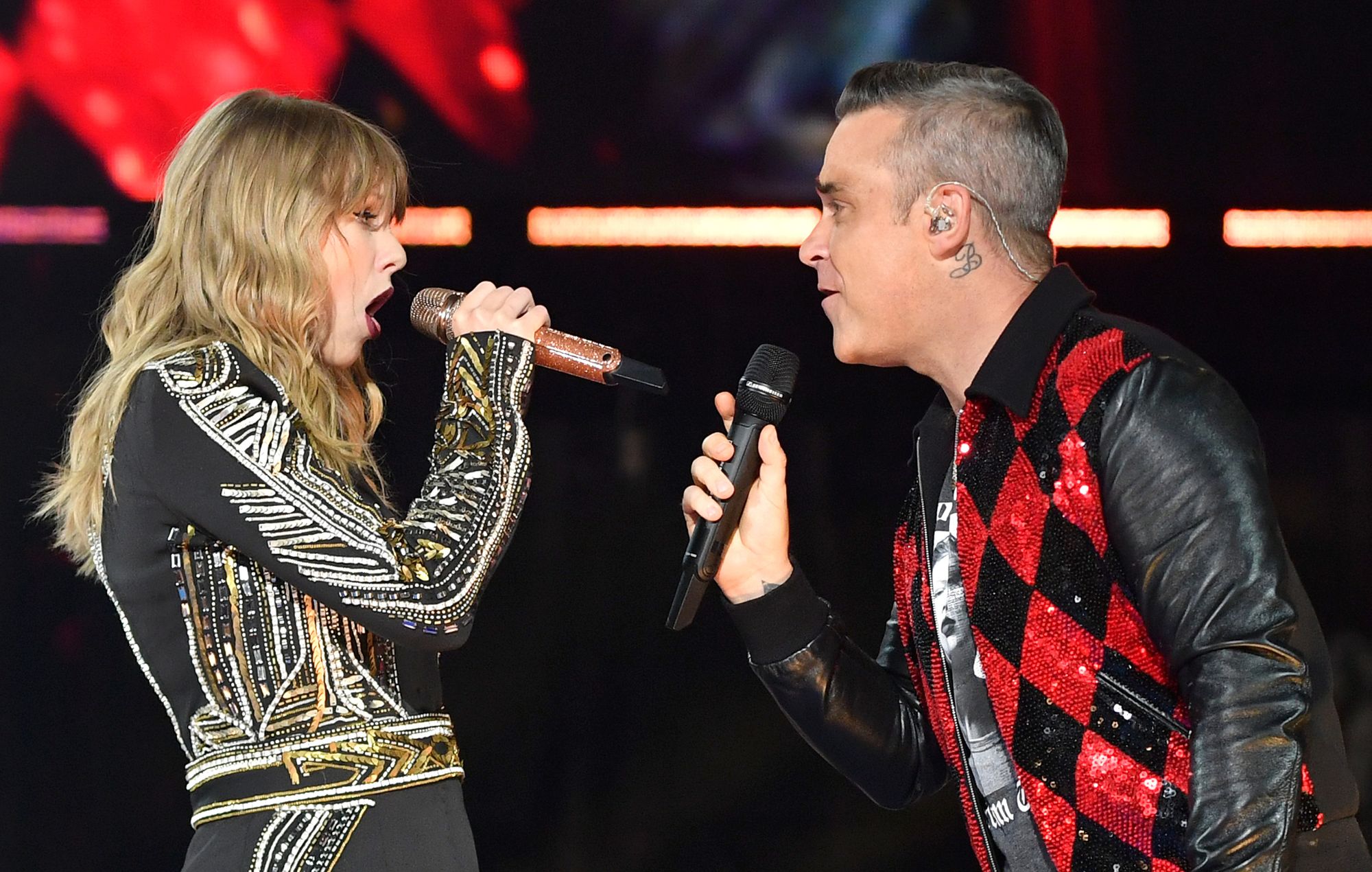 Taylor Swift et Robbie Williams se produisent sur scène en 2018