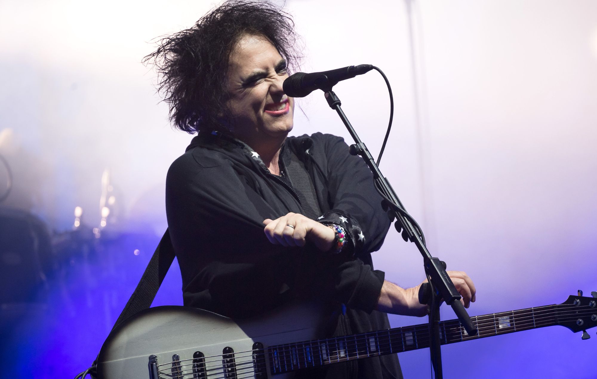 Robert Smith de The Cure se produit en direct