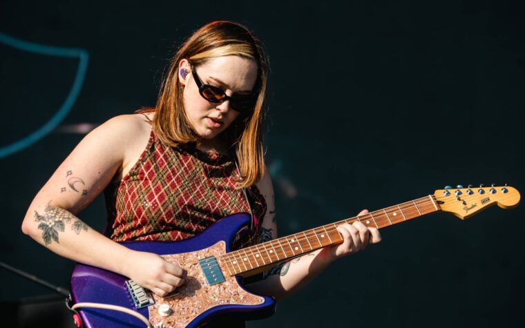 Soccer Mommy dit que les artistes "ne devraient pas avoir à divulguer des conneries très personnelles et privées pour que les gens les écoutent"