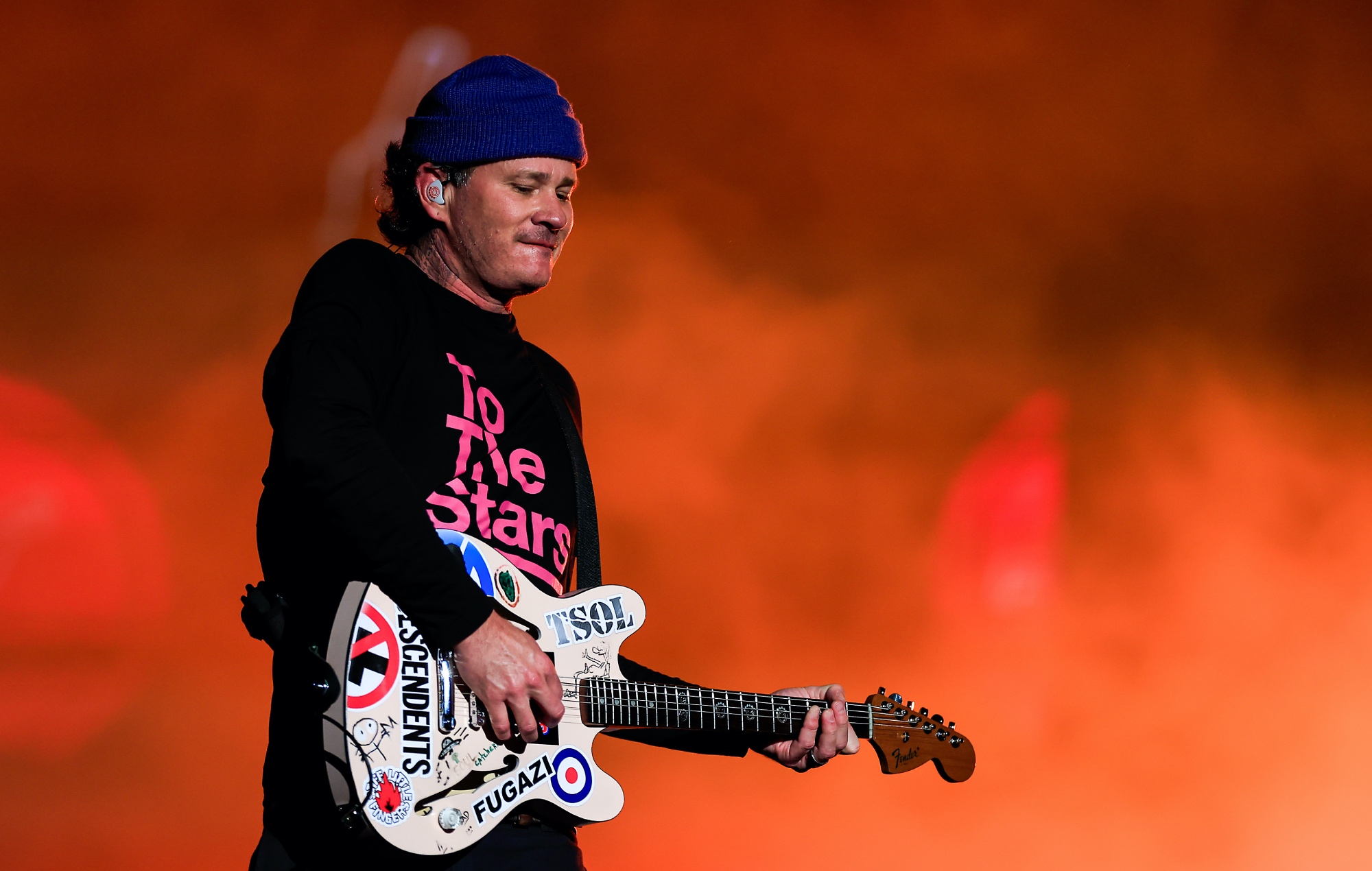 Tom Delonge jouant en direct sur scène avec Blink-182