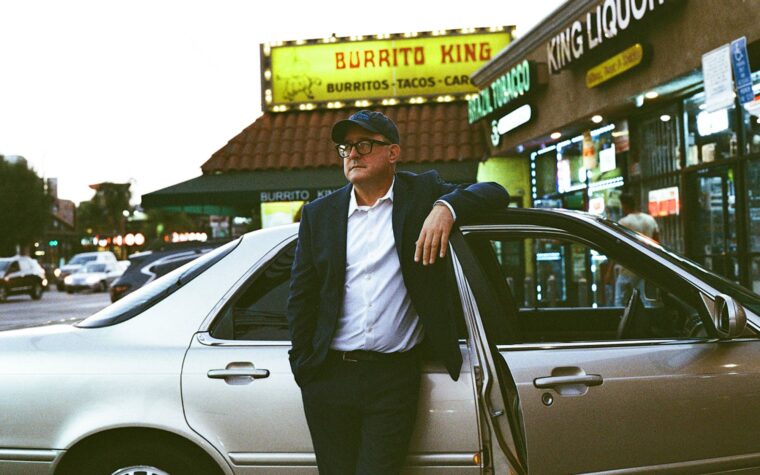 Craig Finn de Hold Stakey partage `` People of Substance '' et annonce un nouvel album «toujours» avec Sam Fender, The War on Drugs et Kathleen Edwards