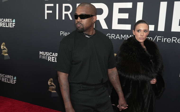 Kanye West se présente sans invité avec sa femme Bianca Censori, qui révèle une robe transparente choquante