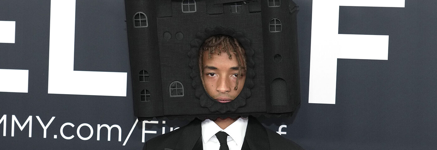 Les médias sociaux réagissent à Jaden Smith arrivant sur le tapis rouge habillé en château aux Grammys 2025