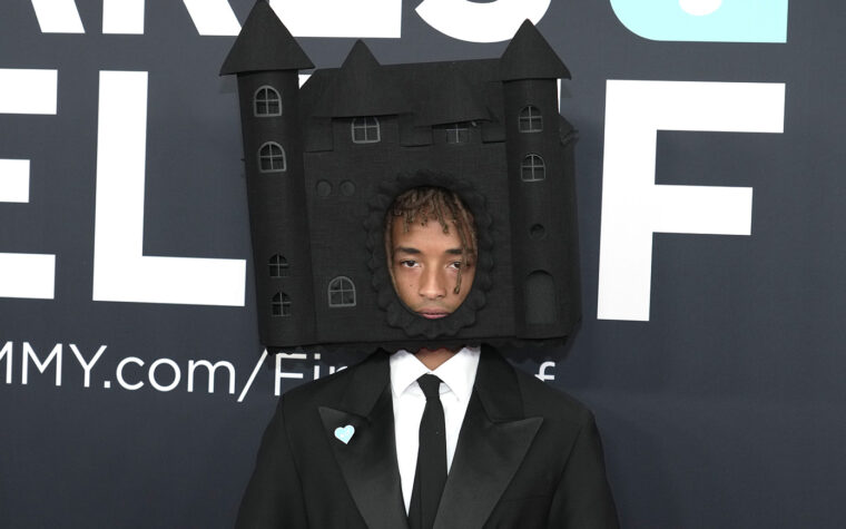 Les médias sociaux réagissent à Jaden Smith arrivant sur le tapis rouge habillé en château aux Grammys 2025