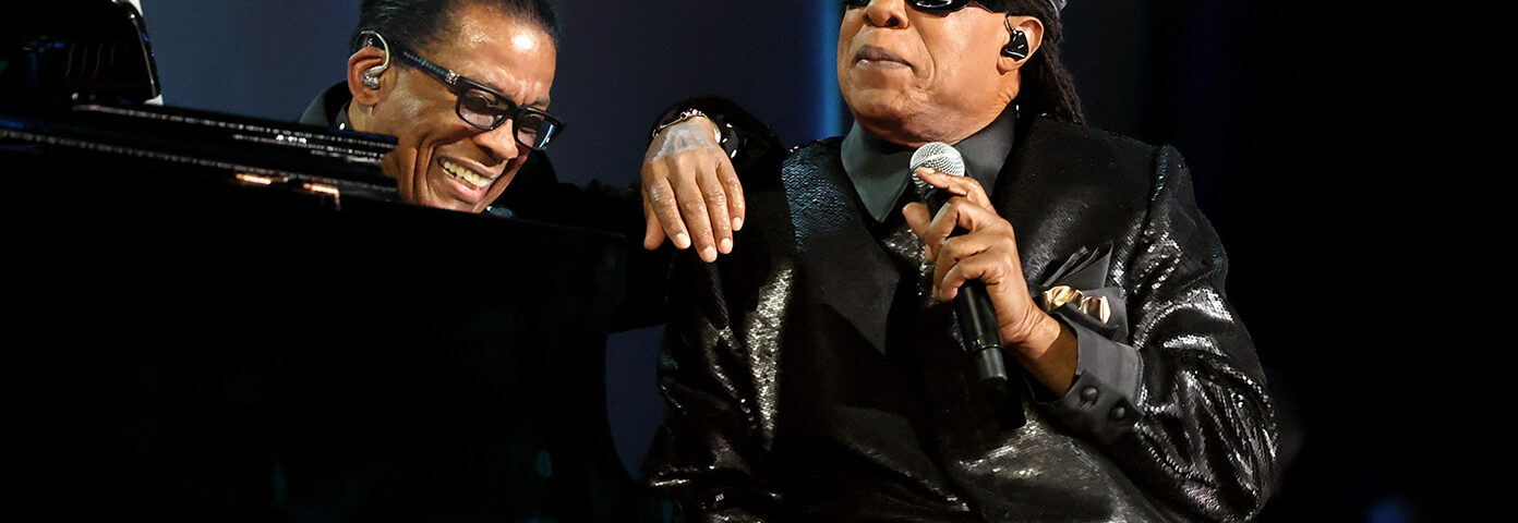 Stevie Wonder mène Quincy Jones hommage à la performance «We Are the World»