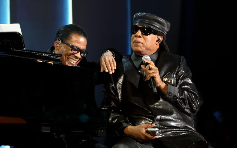 Stevie Wonder mène Quincy Jones hommage à la performance «We Are the World»