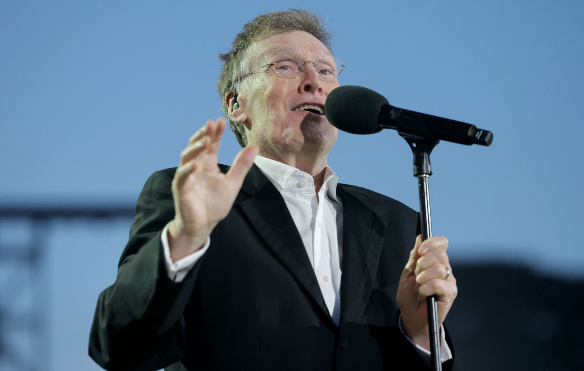 Steve Winwood parle sur scène en 2023