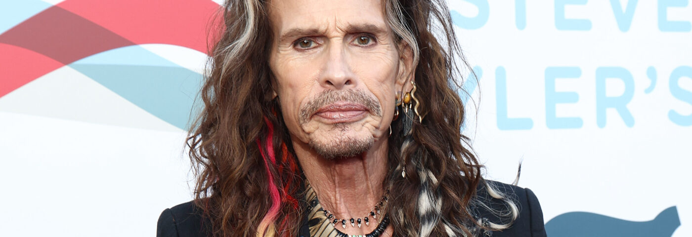 Regardez Steven Tyler retourner sur scène pour la première performance depuis une blessure vocale qui a conduit à la retraite Aerosmith