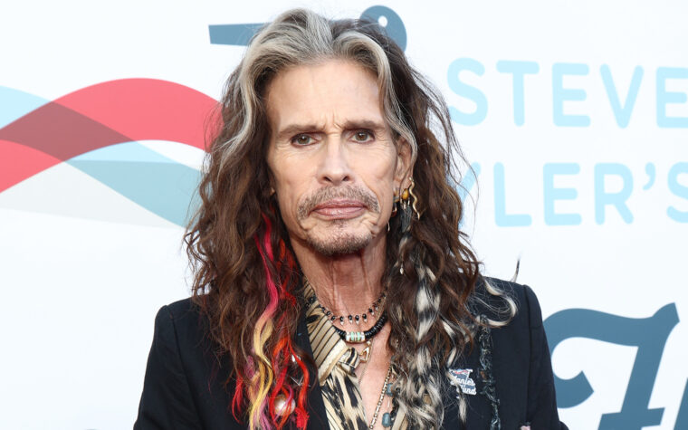 Regardez Steven Tyler retourner sur scène pour la première performance depuis une blessure vocale qui a conduit à la retraite Aerosmith